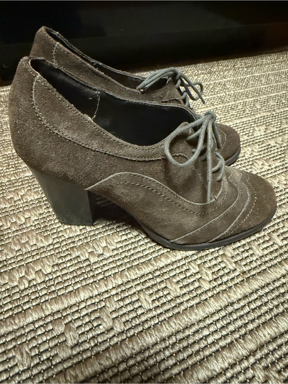 Suade chunky heal natralizers, brown business.